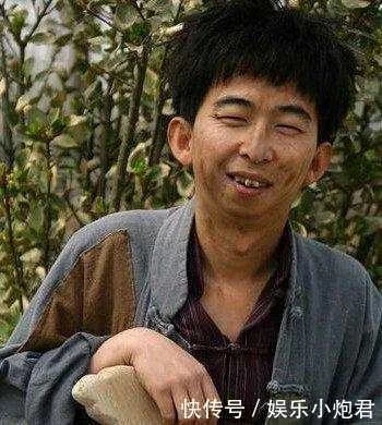 和黃渤一樣有才, 比王寶強(qiáng)丑, 但他的老婆比范冰冰還漂亮!